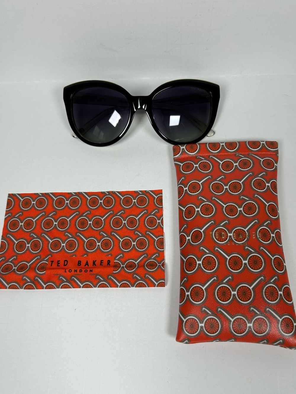 Ted Baker Polarized Classic Cat Eye Sunglasses with Case 57 - 18  145